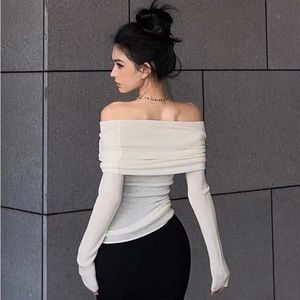 Multi-way wearing Knit in cream white.